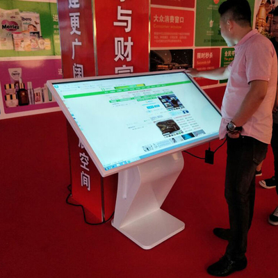 Tudo em um quiosque 21,5 do tela táctil do PC 32 43 assoalho de 55 polegadas que está o painel do LCD