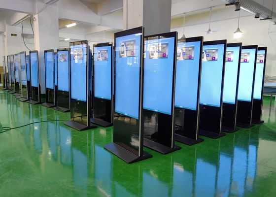 Iphone deu forma ao assoalho que está o LCD que anuncia o quiosque do totem do Signage de Digitas