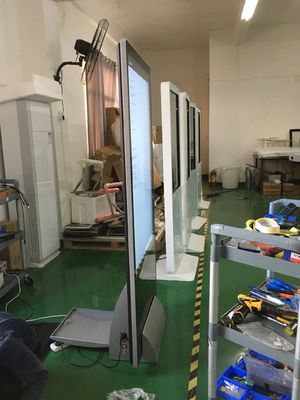 Quiosque com tela sensível ao toque de 43 polegadas com resolução de 1920x1080 e brilho de 400CD/M2