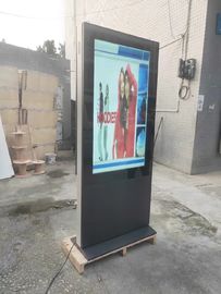 O assoalho que está o Signage exterior de Digitas da tela da propaganda do LCD indica 55 polegadas