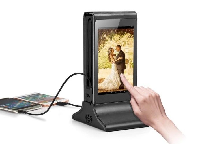 Quadro de metal preto, sinalização digital de tela múltipla, computador portátil, computador de mesa novo, pequeno leitor de publicidade com estação de carregamento