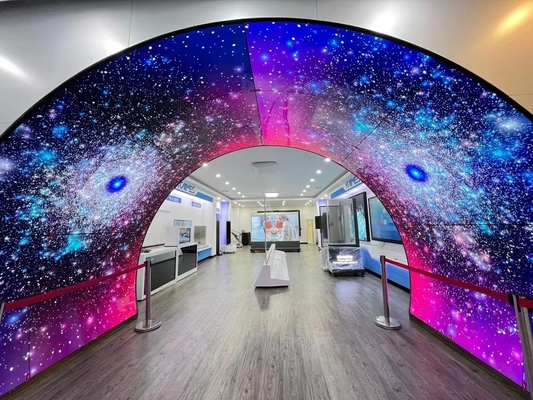 A tevê fixada na parede de Smart de 55 polegadas curvou a parede video da tela 4k OLED